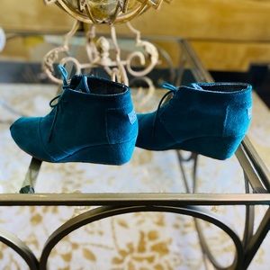 Tom’s lace-up wedge bootie..great condition!